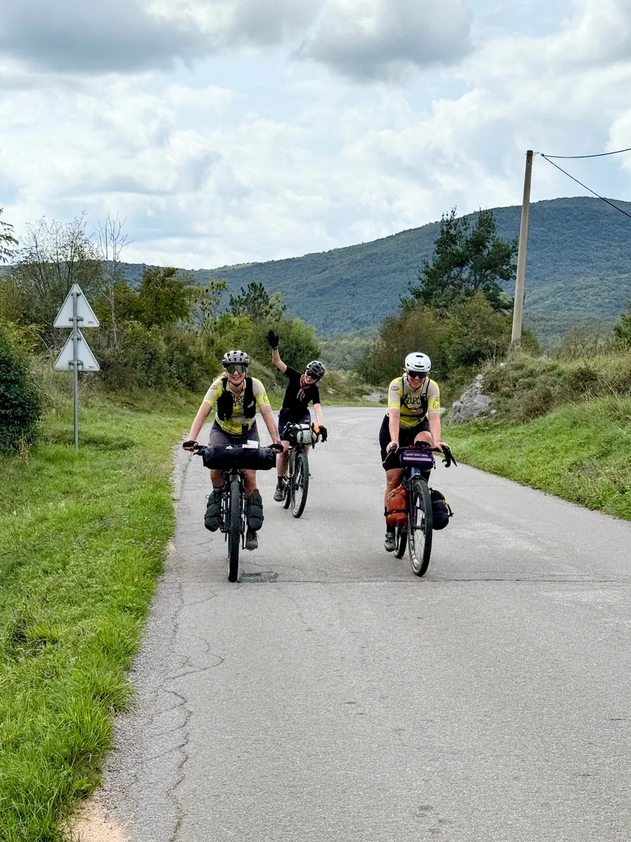 Party arrives in Vele Mune kiosk